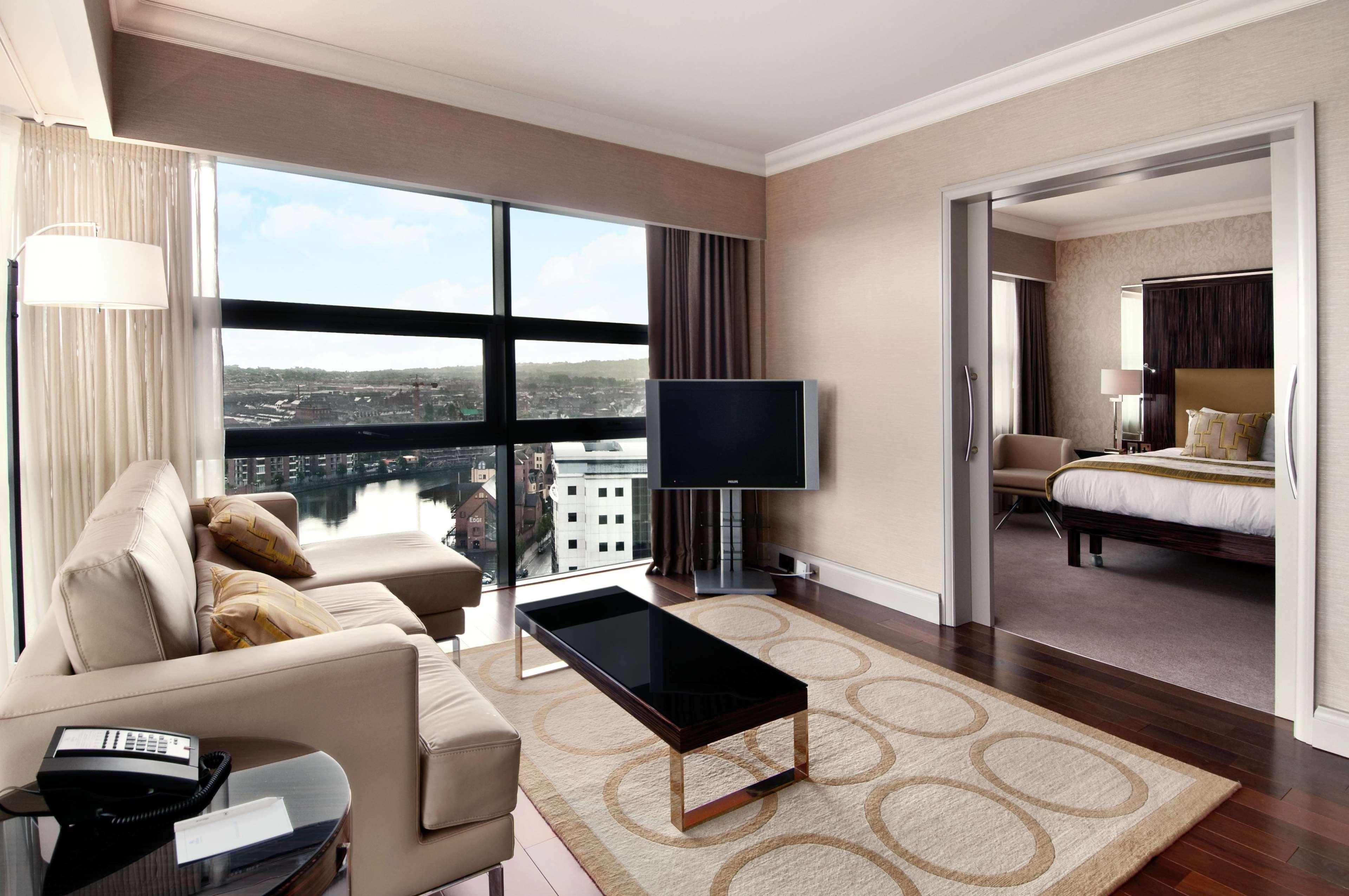 فندق هيلتون بيلفاست بلفاست الغرفة الصورة A suite at the InterContinental